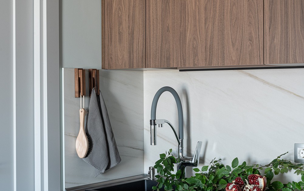 Акцентная Г-образная кухня под потолок