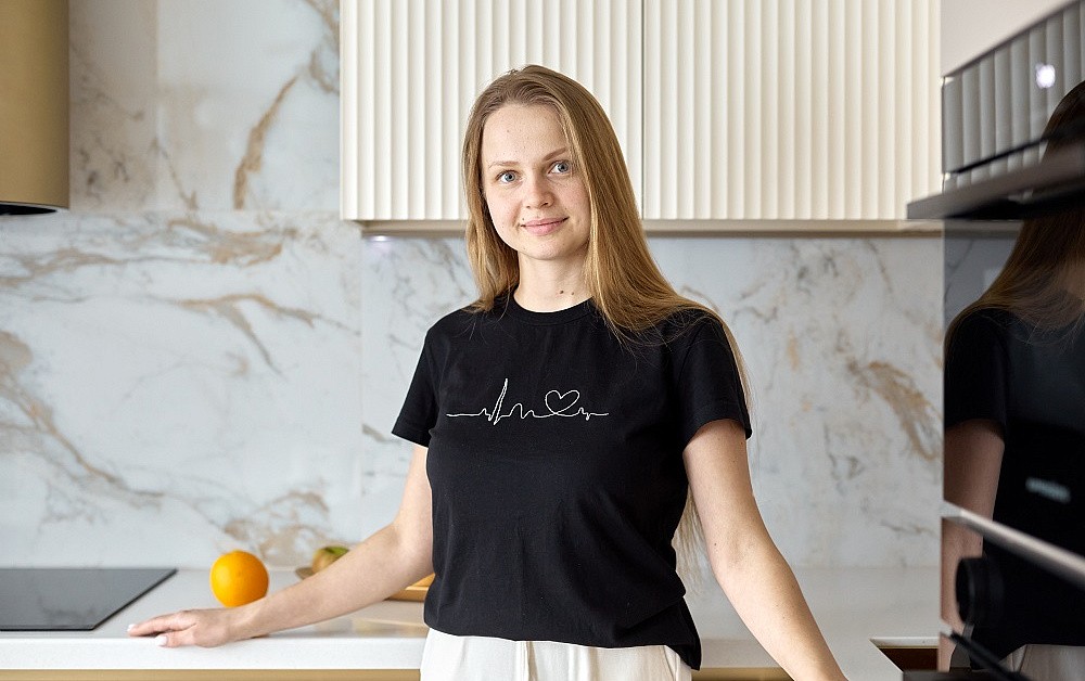 Роскошная песочная кухня с мраморно-золотыми акцентами