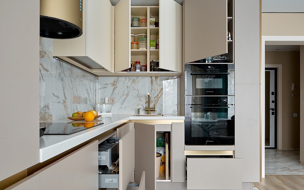 Роскошная песочная кухня с мраморно-золотыми акцентами