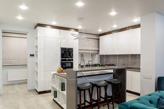 Угловые белые кухни